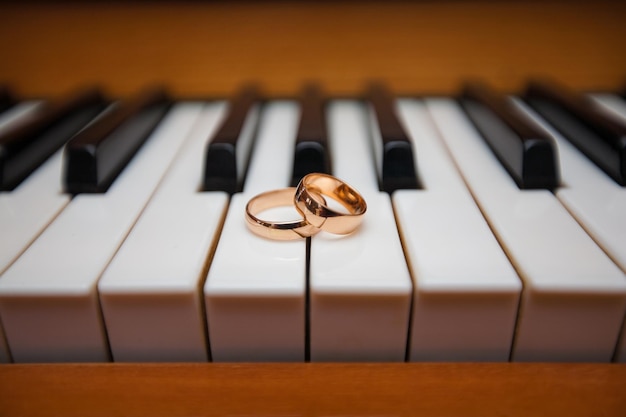 Gold wedding rings on the piano keysxaxa