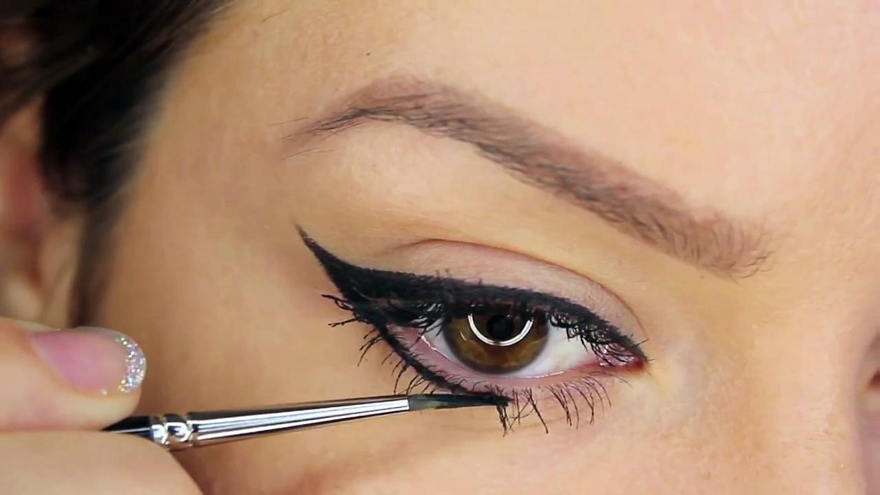 winged eye-liner 