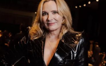 Kim Cattrall Channeled Samantha Jones During A Rare Appearance At Paris Fashion Week